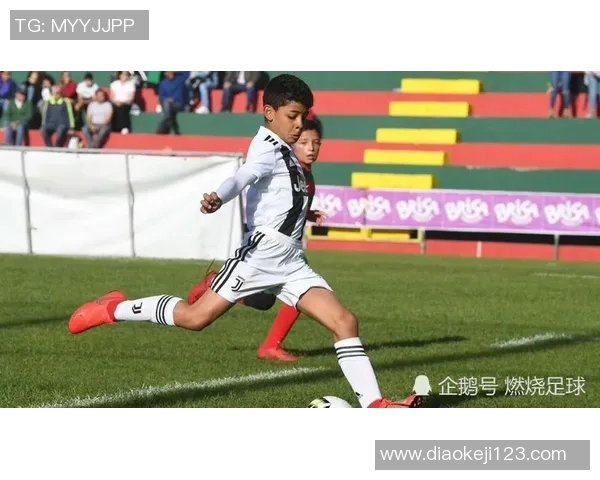 足球球星儿子搞笑瞬间合集 父子同框引发爆笑场面